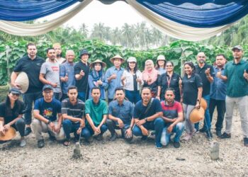 Kumpulan yang terlibat mengusahakan kebun komuniti anjuran BAT di Tanjung Karang dan Shah Alam Selangor