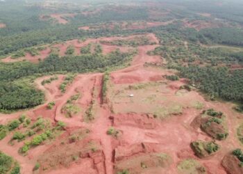LOKASI ladang kelapa sawit terjejas akibat perlombongan bauksit yang dimohon dilonggarkan status sekatan GSA bagi membolehkan projek Lembah Solar dibangunkan di Felda Bukit Goh di Kuantan, Pahang.