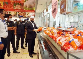 WAN Romani Wan Salim (kanan) melakukan pemantauan harga beberapa jenis barangan yang tersenarai dalam Skim Harga Maksimum Musim Perayaan Krismas 2020 di Alor Setar, hari ini.