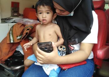 SEORANG bayi berusia 16 bulan diselamatkan bomba selepas terperangkap kira-kira setengah jam di dalam kereta jenis Proton Saga di hadapan sebuah rumah di Jawi, Sungai Nibong, Pulau Pinang petang tadi. - IHSAN BOMBA