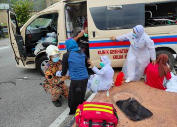 DUA wanita menerima rawatan selepas  ambulans yang mereka naiki terlibat dengan kemalangan dengan kereta Proton Persona di Perdana Hi-Tech, Kulim, Kedah, hari ini.