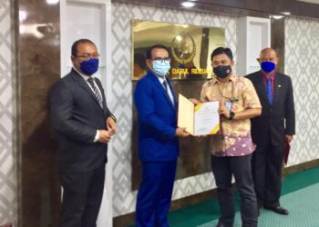 ZAINOL Fadzi Paharudin (dua kiri) menyampaikan watikah kepada wakil JKN Perak di Bangunan Perak Darul Ridzuan di Ipoh, Perak, hari ini. - UTUSAN/ MOHAMAD HAFIZI MOHD. SAID