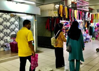 SUASANA lengang dapat dilihat apabila orang ramai tidak lagi mengunjungi Bazar Tok Guru di Kota Bharu, Kelantan. - UTUSAN/ROSLIZA MOHAMED