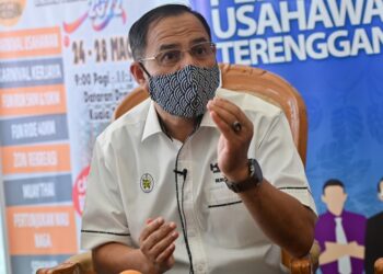MOHD. Nurkhuzaini Ab. Rahman dalam sidang akhbar selepas Karnival Usahawan Terengganu (Kuat) di dataran jambatan angkat atau drawbridge di Kuala Nerus, Terengganu, hari ini. - UTUSAN/PUQTRA HAIRRY ROSLI