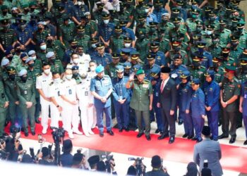 Al-Sultan Abdullah Ri’ayatuddin Al-Mustafa Billah Shah bersama pegawai dan kakitangan Kementerian Pertahanan, Kuala Lumpur semalam.