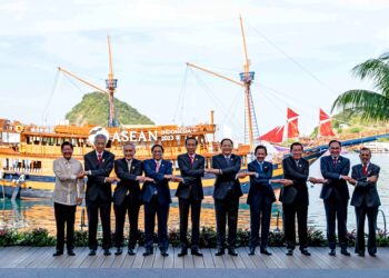 Rakan sekutu… Anwar Ibrahim (dua dari kanan) bersama para pemimpin ASEAN yang menghadiri Persidangan Kemuncak ASEAN Ke-42 di Labuan Bajo, Indonesia semalam. – PEJABAT PERDANA MENTERI