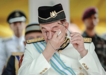 Anwar Ibrahim mengesat air mata ketika menyaksikan pantomin Ops Daulat sempena peringatan 10 tahun insiden pencerobohan Kampung Tanduo di Lahad Datu, Sabah di Pulapol, semalam.  - UTUSAN/FARIZ RUSADIO