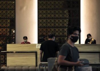 Negara memerlukan  34,000 pekerja asing bagi tempoh 2022 hingga 2024 untuk  menampung kekurangan tenaga kerja dalam sektor perhotelan. - GAMBAR HIASAN