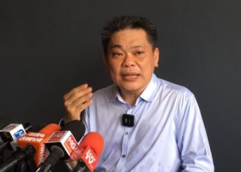 JEFFERY Ng bercakap kepada pemberita dalam sidang akhbar di Ayer Keroh, Melaka, semalam. -UTUSAN/DIYANATUL ATIQAH ZAKARYA