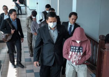 Tiga peniaga mengaku tidak bersalah di Mahkamah Sesyen, Ayer Keroh, Selasa lalu atas tuduhan kemuka dokumen palsu tuntutan insentif Program Penjana Kerjaya 2.0. – UTUSAN/SYAFEEQ AHMAD