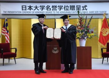 ISMAIL Sabri Yaakob menerima anugerah Ijazah Kehormat Doktor Perubatan daripada Dr. Naoto Kato di Universiti Nihon, Tokyo, Jepun. - PEJABAT PERDANA MENTERI