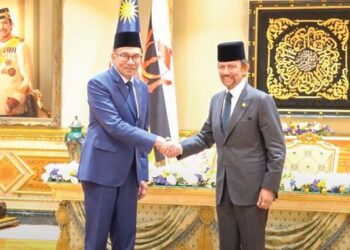 Anwar Ibrahim bersalam dengan Sultan Hassanal Bolkiah di Istana Nurul Iman, Bandar Seri Begawan, semalam. – Pejabat Perdana Menteri