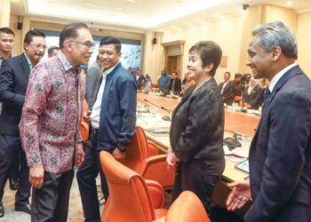 Anwar Ibrahim berbual dengan Nor Shamsiah Mohd. Yunus pada Mesyuarat Khas Majlis Tindakan Sara Hidup Negara Tahun 2022 di Bangunan Perdana Putra, Putrajaya semalam. – UTUSAN/FAISOL MUSTAFA