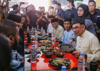 Anwar Ibrahim beramah mesra dengan para pelajar Universiti Kebangsaan Malaysia (UKM) semasa makan tengah hari di sebuah kafe sebelum menunaikan solat Jumaat di Masjid UKM di Bangi, semalam. -UTUSAN/AMIR KHALID