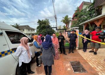 RODZIAH Ismail  meninjau tapak tanah runtuh di Taman Watan, Ampang hari ini.