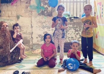 AISHAH Ahmad tinggal bersama anak-anaknya di salah sebuah ruang bilik darjah Sekolah Qutayba al-Bahili dekat Al-Bab, Syria. -UTUSAN/METRA SYAHRIL MOHAMED