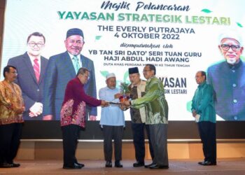 TUAN Ibrahim Tuan Man bersama Mohd. Yakub Mohd. Yusoff (tiga kanan) melakukan gimik pelancaran Yayasan Strategik Lestari pada Majlis Pelancaran Yayasan Strategik Lestari di Putrajaya. - UTUSAN/FAISOL MUSTAFA