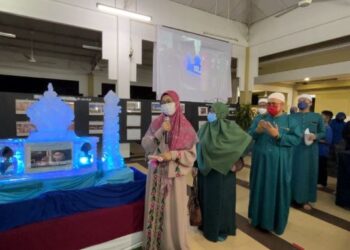 DR. Norhafizah Musa membacakan doa sebelum memecahkan bongkah ais sebagai gimik pelancaran Tabung Wakaf Dana Pembinaan Baharu Masjid An-Nur di Saujana Utama, Sungai Buloh, malam tadi. -IHSAN MASJID AN-NUR