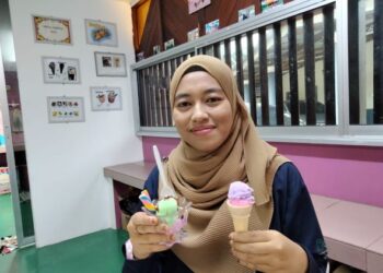 AFIQAH ABD. RAZAK menunjukkan beberapa jenis aiskrim jenama PIKAPI yang dihasilkan di rumahnya di Kampung Serkat, Pontian, Johor.