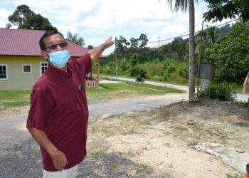 RAHMAT Yusof menunjukkan lokasi pencawang elektrik yang menjadi laluan  oleh banduan untuk melarikan diri ke Kampung Petaseh, Jelebu semalam.-UTUSAN/ZAKKINA WATI AHMAD TARMIZI