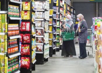 Orang ramai makin terhimpit dengan keadaan ekonomi yang tidak menentu yang diburukkan lagi dengan kenaikan inflasi dalam negara. –UTUSAN/SHIDDIEQIIN ZON