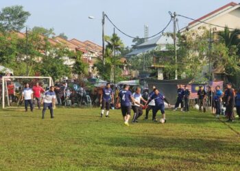 ANTARA aksi dalam Pertandingan Bola Merdeka Otai As-Sobirin di padang futsal Jalan Melor 1/3, SBCR, Saujana Utama, Sungai Buloh, Selangor kelmarin. -UTUSAN/MOHD. RADZI MOHD. ZIN