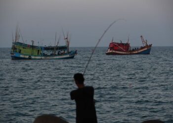 NELAYAN besar dikatakan mengupah tonto bagi mengelak dikenakan tindakan kerana melanggar undang-undang. – GAMBAR HIASAN