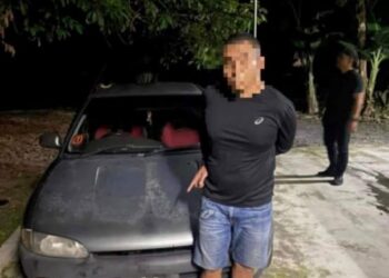 SALAH seorang daripada tiga suspek yang ditahan polis kerana disyaki mencuri sebuah kereta Proton Wira di Jalan Bayu Puteri, Johor Bahru.