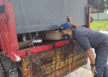 ANGGOTA penguat kuasa PPDNHEP Pulau Pinang memeriksa sebuah lori yang memuatkan sebuah tangki khas berkapasiti 2,500 liter untuk mengisi diesel bersubsidi dalam serbuan di Jalan Baru, Bukit Mertajam, Pulau Pinang semalam.
