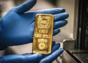 ORANG ramai dinasihatkan agar menyemak ketulenan dan isi padu apabila membeli emas keping dan bar untuk pelaburan bagi mengelak rugi apabila menjualnya kelak. -GAMBAR HIASAN