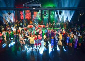 PARA penonton turut menari pada akhir persembahan Konsert Muzik Tradisional Negeri Sembilan 2022  di Seremban, kelmarin.-UTUSAN/NAZARUDIN SHAHARI.