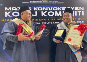 MOHD. FAZLI SAHAK (kiri) dan Mohamad Adib Syazwan Mohamad Iseroki bersama anugerah masing-masing dalam Majlis Konvokesyen Kolej Komuniti Pulau Pinang di Politeknik Seberang Perai hari ini.