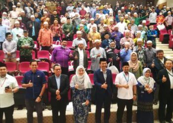 MOHD. Zawawi Ahmad Mughni (empat, kanan) bersama peserta  Seminar Pemantapan Sembelihan Halal Qurban 1443 Hijrah Negeri Selangor di Shah Alam, Selangor, hari ini. - UTUSAN/ ABDUL RAZAK IDRIS