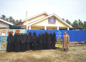 Mohd. Faizal Moktor bersama para pelajar Maahad Tahfiz Al-Quran Al-Mukhtary Lil Banat di Sungai Gulang-Gulang hari ini. -UTUSAN/ ABDUL RAZAK IDRIS