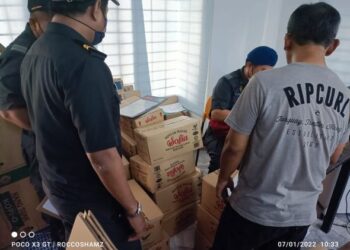 KPDNHEP menyerbu premis menjual minyak masak bersubsidi di dua premis di Petaling Jaya dan Puchong, Selangor. - IHSAN KPDNHEP