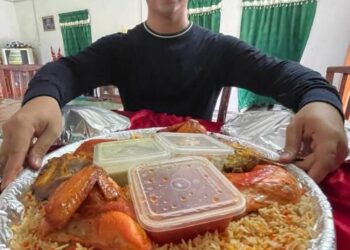 MOHD. Ariffin Nordin tidak menang tangan menyiapkan tempahan nasi Arab Damsyik di rumahnya di Kampung Seri Aman, Pasir Puteh sepanjang Ramadan ini. - UTUSAN/TOREK SULONG