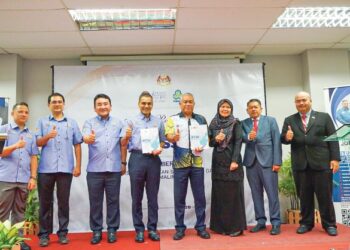 Dr. Mohammed Azman Aziz Mohammed (empat dari kiri) bersama  Dr. Md. Amin Md Taff (empat dari kanan) pada pelancaran Return To Work Readiness Scale di Universiti Pendidikan Sultan Idris, Tanjung Malim.