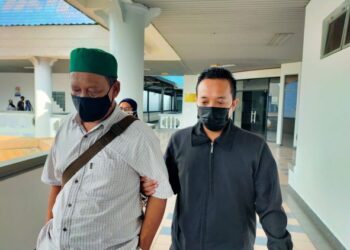 ZAKARIA Manap diiring keluar anggota SPRM selepas mengaku tidak bersalah di Mahkamah Sesyen, Ayer Keroh, Melaka atas pertuduhan meminta dan menerima suapan bernilai RM500. - UTUSAN/DIYANATUL ATIQAH ZAKARYA