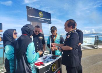 SHAHAROM Nizam Abd. Manap (kanan) melawat reruai sempena Program Hero Antirasuah SPRM Negeri Kedah dengan kerjasama Panorama Langkawi di puncak Gunung Machinchang di Langkawi SkyCab, Langkawi, hari ini. -UTUSAN/NUR AMALINA AZMAN