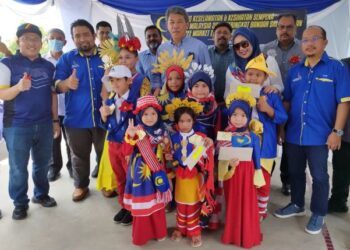 MOHAMAD Hasan bersama para pemenang pakaian beragam selepas merasmikan Mini Ekspo Keselamatan dan Kesihatan sempena sambutan Hari Malaysia 2022 anjuran Persatuan Penduduk Bandar Sri Sendayan dekat Seremban hari ini.-UTUSAN/NAZARUDIN SHAHARI.