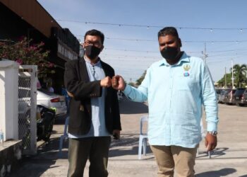 MUHAMAD Arafat Varisai Mahamad (kanan) dan Mustapa Mansor ketika hadir dalam proses pengundian PKR Cabang Tambun di Bercham, Ipoh hari ini. - UTUSAN/MUHAMAD NAZREEN SYAH MUSTHAFA