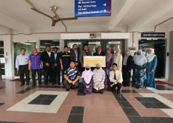 DR. Mohamed Hadi Abd. Hamid (tujuh dari kanan) dan Dr. Mohd. Rasdi Zaini (lapan dari kanan) bersama delegasi Etiqa Takaful Berhad dan wakil asnaf pelajar UiTM Cawangan Melaka selepas maljis penyerahan zakat baru-baru ini.