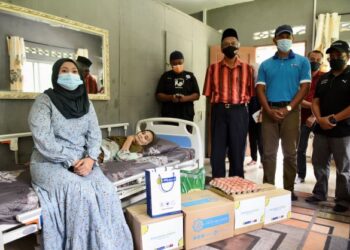 Sabirin Sarbini (dua dari kanan) menyerahkan sumbangan Noraini Misman (kiri) dalam Program Korban Perdana 2022 di Kompleks Bait Al-Hasanah Kapar, Klang, Selangor, hari ini. -UTUSAN/ZULFADHLI ZAKI