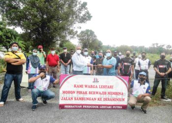 SEBAHAGIAN penduduk Taman Lestari Putra, Seri Kembangan mendesak pembinaan jalan penghubung yang terbengkalai lebih 15 tahun. – UTUSAN/FAISOL MUSTAFA