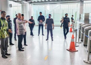 PERDANA Menteri, Datuk Seri Ismail Sabri Yaakob dan Onn Hafiz Ghazi melakukan tinjauan mengejut di Kompleks Kastam, Imigresen dan Kuarantin, BSI, Johor Bahru.