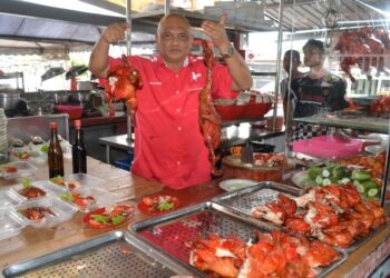 MAZLAN Ibrahim menunjukkan ayam yang digunakannya untuk menjual nasi ayam di restoran miliknya di Taman Ampangan, Seremban-UTUSAN/ZAKKINA WATI AHMAD TARMIZI