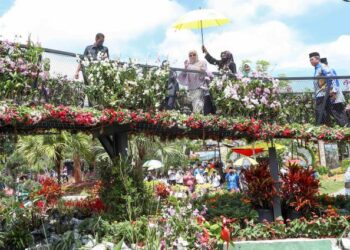 TUNKU Hajah Azizah Aminah Maimunah Iskandariah berkenan melawat pameran Festival Bunga & Taman Floria Diraja Putrajaya 2022. - UTUSAN/ FAISOL MUSTAFA