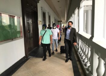 LEE Hong Rong (berbaju putih) hadir di Mahkamah Sesyen Kuala Lumpur bagi menghadapi pertuduhan mengemukakan dokumen palsu berkaitan tuntutan Perkeso. - IHSAN SPRM