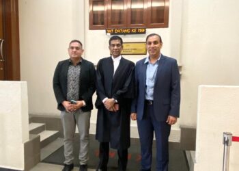 MOHD. Farid Mohamad Ali (kanan) dan Mohd. Fadhil (kiri) bergambar bersama Jahaberdeen Mohamed Yunoos di luar Mahkamah Tinggi Kuala Lumpur selepas keputusan kes.
