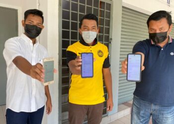 WAN Amirul Ikbal Hakim Zamzuri (kiri), Demang Yunis Abd. Azis dan Mohd. Farhan Roslee menunjukkan notis penamatan kontrak mereka di Alor Setar, hari ini. - UTUSAN/MOHD. RAFIE AZIMI